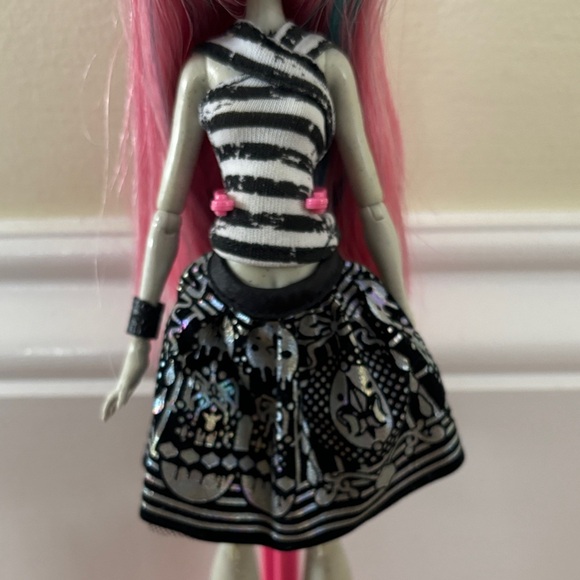 Monster High Rochelle Goyle Doll - Picture 3 of 7